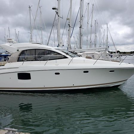 Zen Dog Luxury Motor Yacht Hotel Lymington Exterior foto