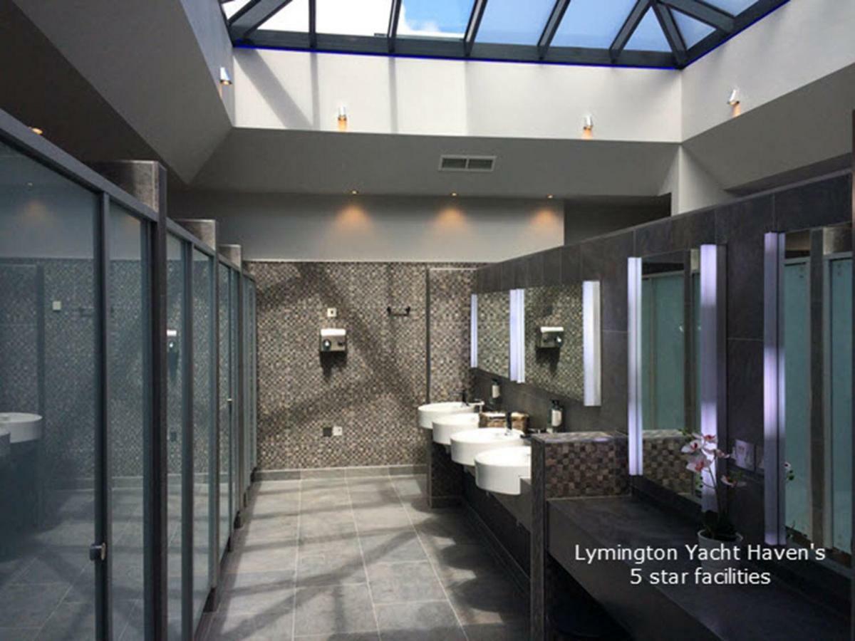 Zen Dog Luxury Motor Yacht Hotel Lymington Exterior foto